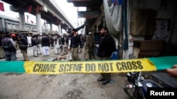 Polisi Pakistan tengah menginvestigasi lokasi ledakan bom di sebuah pusat perbelanjaan elektronik di Hashtnagri, Peshawar (21/2).