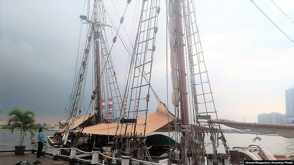 Kapal Sail Vega yang sedang bersandar di dermaga Jet Sky Cafe, Pantai Mutiara Pluit, Jakarta, 23 Oktober 2018. (Foto: Ahmad Bhagaskoro/ VOA) 