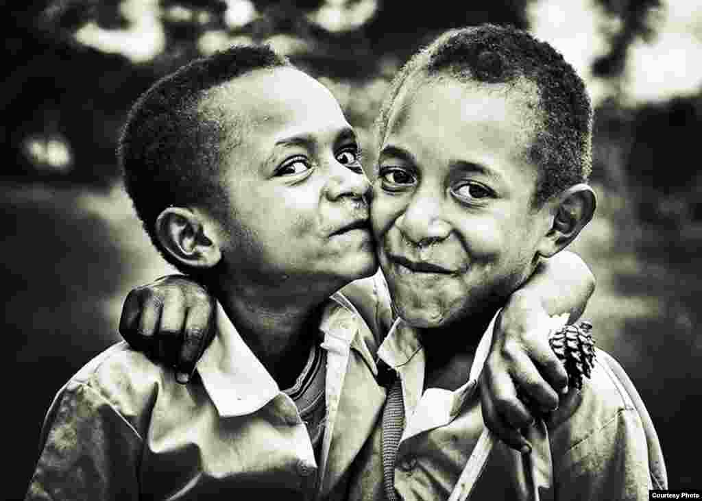 Dua anak Papua tersenyum bahagia. Kiriman: Alland Dharmawan, Wamena, Papua (2212032).