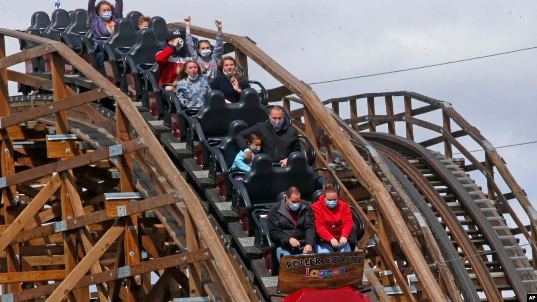 Para pengunjung taman hiburan mengendarai roller coaster (foto: ilustrasi).