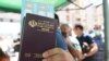 مسافران ایرانی در صف واکسن رایگان در ایروان، پایتخت ارمنستان (۹ ژوئیه ۲۰۲۱)