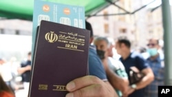 مسافران ایرانی در صف واکسن رایگان در ایروان، پایتخت ارمنستان (۹ ژوئیه ۲۰۲۱)