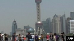 游客在上海外滩，对岸是浦东（2012年8月）