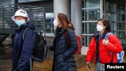 Viajeros procedentes de China llegan al aeropuerto O'Hare de Chicago con mascarillas para evitar el contagio del coronavirus, el 24 de enero de 2020.