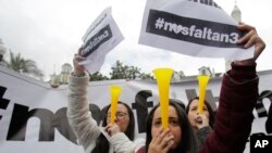 Familiares y colegas de tres periodistas del diario ecuatoriano "El Comercio" muestran carteles de apoyo a los reporteros en una protesta frente al Palacio de Gobierno en Quito. Un video apareció el martes donde aparecen encadenados y pidiendo al presidente de su país Lenín Moreno, salvarles la vida.