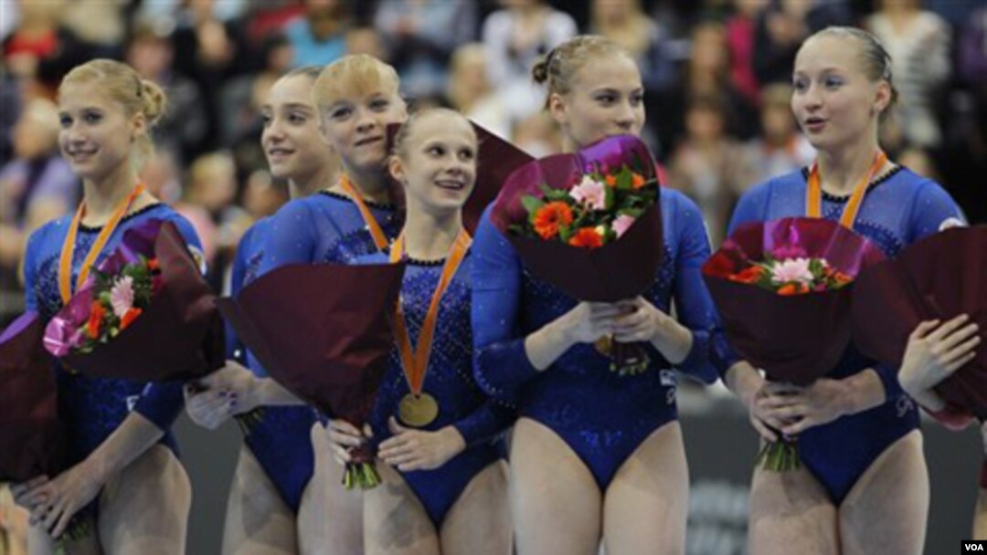 Tim Rusia meraih medalli emas dengan Ekaterina Kurbatova, Aliya Mustafina, Tatiana Nabieva, Anna Dementyeva, Ksenia Afanasyeva and Ksenia Semenova, dari kiri ke kanan. Tim Amerika meraih Perak dan Tiongkok mendapat Perunggu.