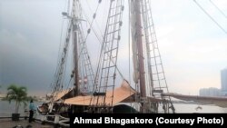 Kapal Sail Vega yang sedang bersandar di dermaga Jet Sky Cafe, Pantai Mutiara Pluit, Jakarta, 23 Oktober 2018. (Foto: Ahmad Bhagaskoro/ VOA) 