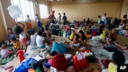 14일 필리핀으로 초강력 태풍 망쿳이 접근하면서 해안가 주민들이 임시 보호소에 긴급 대피해 있다. 