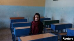 Zarifeh Shakoori, profesora de lengua pastún, posa para una foto en una escuela en Kabul, Afganistán, 18 de septiembre de 2021. 