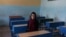 Zarifeh Shakoori, profesora de lengua pastún, posa para una foto en una escuela en Kabul, Afganistán, 18 de septiembre de 2021. 