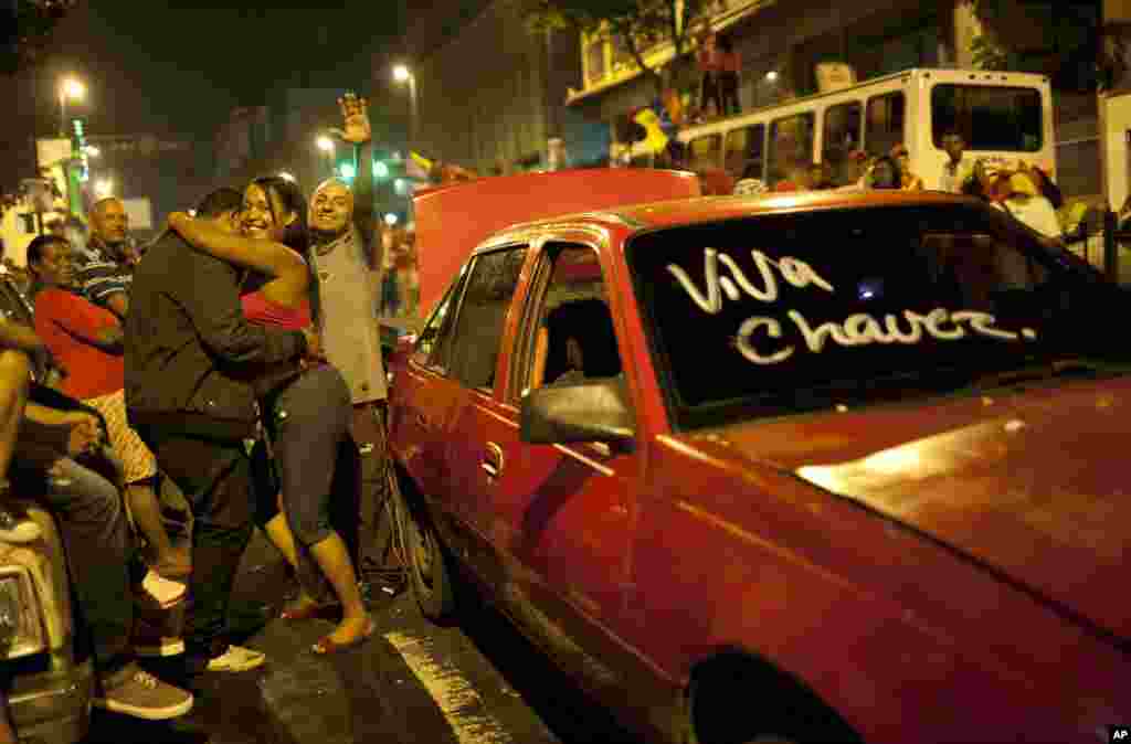 Người ủng hộ tổng thống Chavez đổ ra đường phố thủ đ&ocirc; Caracas ăn mừng chiến thắng.