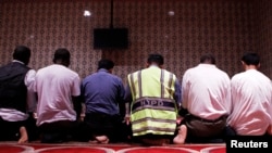 Polisi-polisi di kota New York shalat berjamaah di Pusat Budaya Islam di Manhattan, New York. (Foto: Dok)