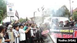 Laskar Islam di Solo melakukan aksi demo terkait tewasnya terduga teroris oleh Densus Anti Teror, Jumat (18/3). (Foto: VOA/Yudha)