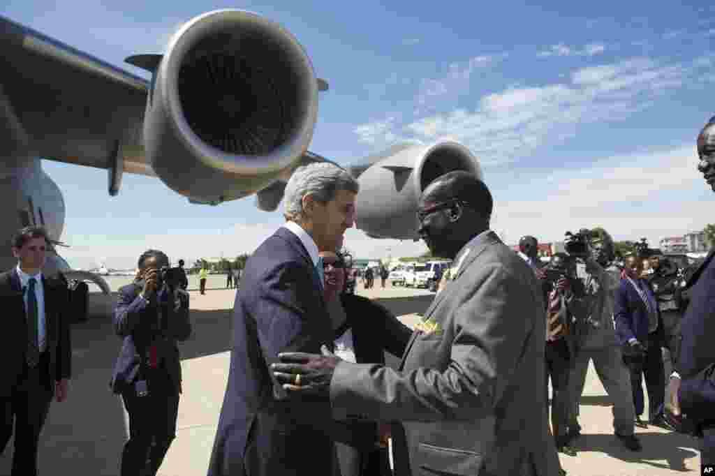South Sudanese Foreign Minister Barnaba Marial Benjamin welcomes U.S. Secretary of State John Kerry upon his arrival at Juba International Airport, South Sudan, May 2, 2014.&nbsp;