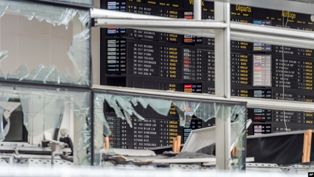 Arhivski snimak table sa podacima o letovima iza rzanetih prozora aerodroma Zaventem u Briselu, 23. marta 2016. 