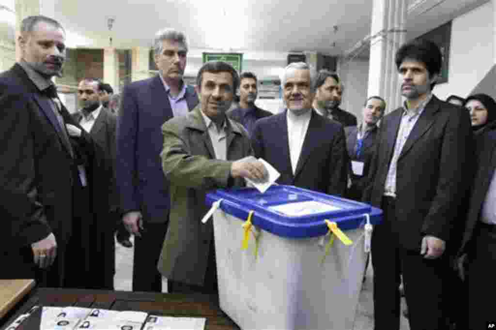 Warga berdiri di luar rumah yang hancur setelah gempa berkekuatan 6.6 mengguncang desa Longmen, wilayah Lushan, Ya'an, propinsi Sichuan, 20 April 2013.