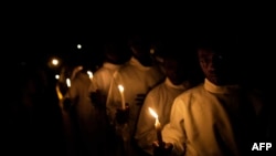 Ba diacres na ba sango bamemi kandela kati na tempelo Saint Pierre Clavern Brazzaville, Congo, 26 mars 2016.