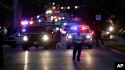 Vehículos de emergencia estacionados cerca del sitio de una de las explosiones en Austin, Texas, el martes, 20 de marzo, de 2018.