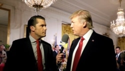 Pete Hegseth mewawancarai Donal Trump, saat menjabat sebagai presiden AS, di Gedung Putih, Washington, pada 6 April 2017. (Foto: Reuters/Kevin Lamarque)