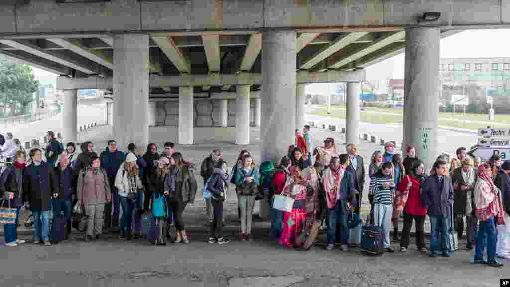 Des passagers évacuent l&#39;aéroport de Bruxelles, le 22 mars 2016.