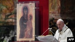 El papa Francisco lee las escrituras junto al ícono bizantino de la Virgen María y el Niño Jesús, conocido como "Salus populi romani" (Salud o salvación del pueblo romani) durante la misa de Pascua, en el Vaticano, el 12 de abril de 2020. Foto: AFP/Vatican media.