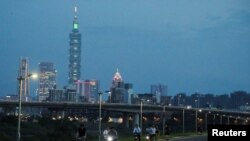 Des cyclistes font du vélo à Taipei au coucher du soleil, Taiwan, 6 août 2020.