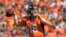 Payton Manning se apresta a lanzar en el juego contra las Aguilas de Filadelfia, que ganaron para continuar su invicto en esta temporada.