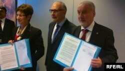 Srpski tužilac za ratne zločine, Vladimir Vukčević (D) i zamenica državnog tužioca BiH, Jadranka Lokmić-Misirača (L) posle potpisivanja sporazuma u Briselu, 31. januar 2013.