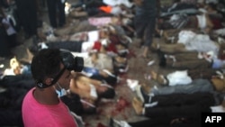 سنہ 2013 میں احتجاجی کیمپوں کے خلاف فوج کی کارروائی کے بعد بکھری ہوئی لاشیں (فائل)