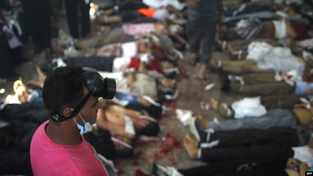 Seorang pria mengamati jenazah-jenazah yang dipindahkan ke kamar mayat pasca pasukan keamanan Mesir menyerbu dua kamp protes besar di Rabaa al-Adawiya dan alun-alun Al-Nahda, di mana pendukung presiden terguling Mohamed Morsi berkemah di Kairo, 14 Agustus 2013. (Foto: dok).