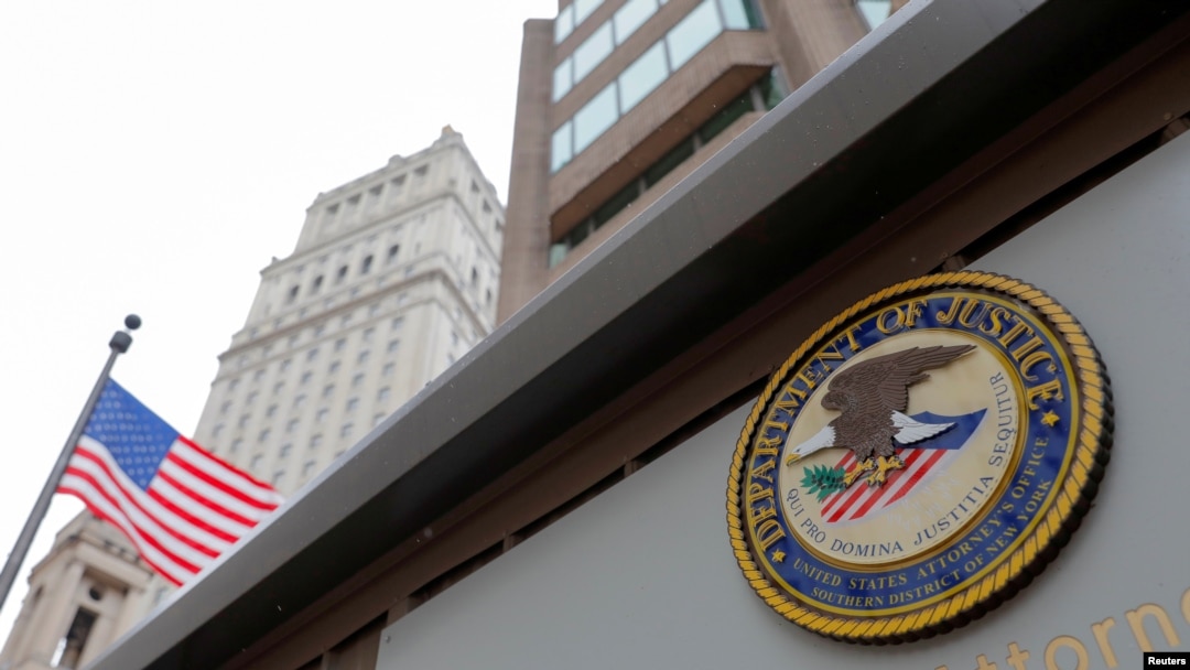 美國紐約曼哈頓南區聯邦檢察官辦公室大樓外的美國司法部的印章。（路透社）