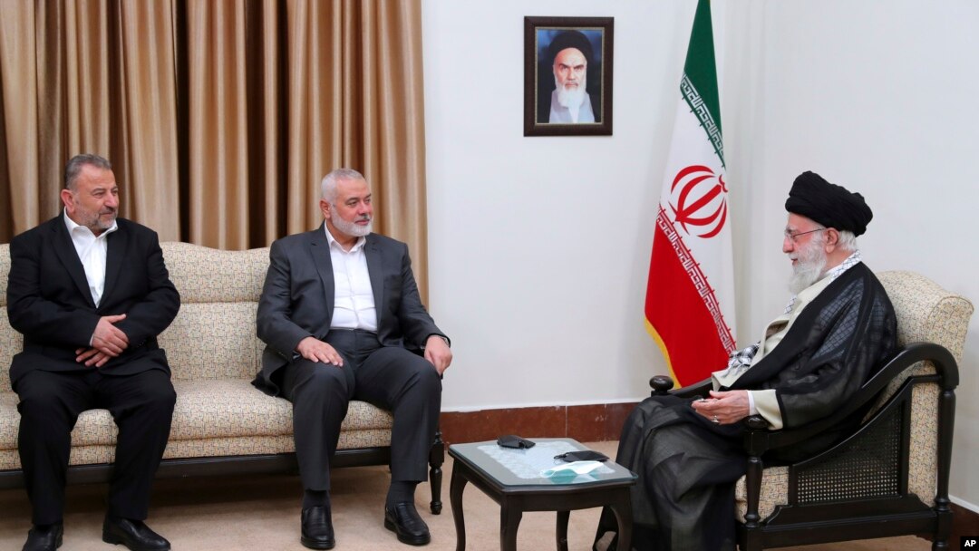  (Ảnh tư liệu) Lãnh tụ tối cao Iran Ayatollah Ali Khamenei (phải) họp với thủ lãnh Hamas, Ismail Haniyeh (giữa), và phó của ông ta là Saleh Arouri, ở Tehran, Iran, ngày 21/6/2023.