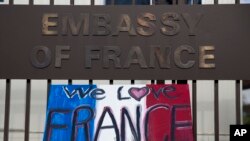 Un cartel con la leyenda "Amamos a Francia" fue colocado delante de la reja de la Embajada francesa en Washington DC.