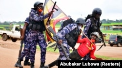 Des policiers anti-émeutes ougandais tirent des bombes lacrymogènes pour disperser les partisans du candidat à la présidence Bobi Wine, dans le district de Luuka, à l'est de l'Ouganda, le 18 novembre 2020.