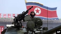 မြောက်ကိုရီးယား စစ်ရေးပြအခမ်းအနားတခုမှာ တွေ့ရတဲ့ တင့်ကားနဲ့ စစ်သည်တဦး။ (ဇူလိုင် ၂၇၊ ၂၀၁၃)