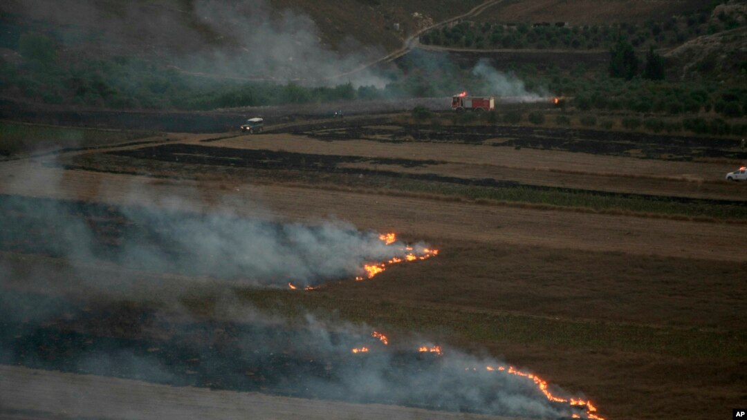 Api kebakaran dan asap hitam akibat serangan rudal Israel di desa perbatasan Maroun Al-Ras, Libanon selatan, 1 September 2019. (Foto: dok).