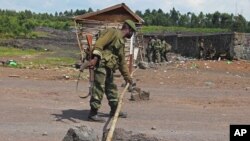 ARCHIVES - Un militaire à un point de contrôle où près de l’endroit se battent les rebelles du M23 et l’armée régulière non loin de Goma, Nord-Kivu, 19 novembre 2012.