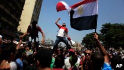 Para pendukung Ikhwanul Muslimin (IM) melakukan aksi protes di Kairo (foto: dok). Panel kehakiman Mesir menuduh IM beroperasi di luar aturan hukum.
