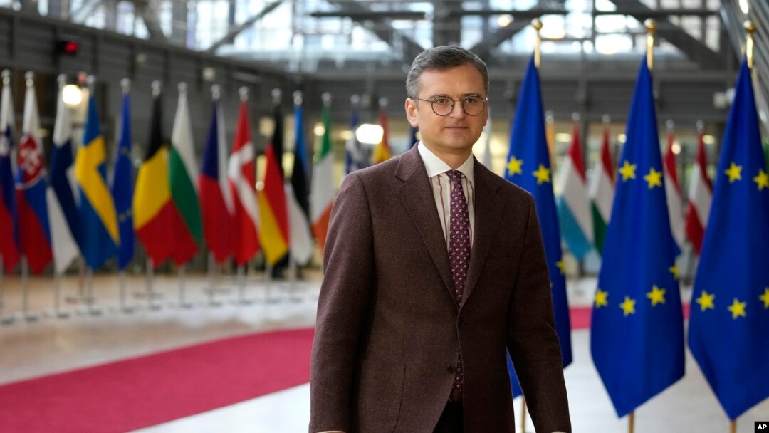 Menteri Luar Negeri Ukraina Dmytro Kuleba tiba di gedung Dewan Eropa di Brussels untuk menghadiri pertemuan menteri luar negeri Uni Eropa pada 11 Desember 2023. (Foto: AP/Virginia Mayo)