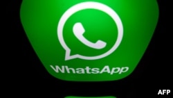 Esta imagen, tomada el 28 de diciembre de 2016 en París, muestra el logo del servicio de mensajería móvil WhatsApp.