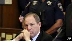 Harvey Weinstein, l'une des grosses victimes du mouvement #MeToo, dans le box des accusés à New York, le 09 juillet 2018. 