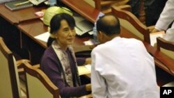 Ikon pemimpin pro-demokrasi Burma Aung San Suu Kyi di Gedung Parlemen Burma di Naypyitaw, Burma (Foto: dok).