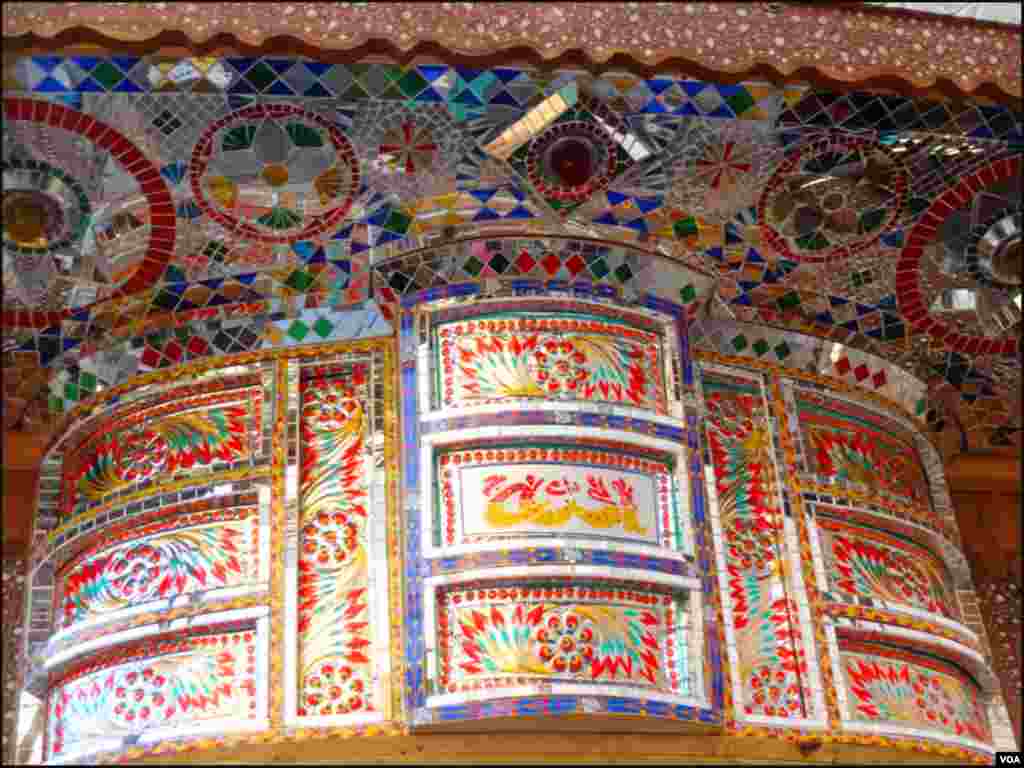 کراچی: ایک ٹرک پر ٹرک آرٹ اور شیشوں کا خوبصورت کام کیا ہوا ہے