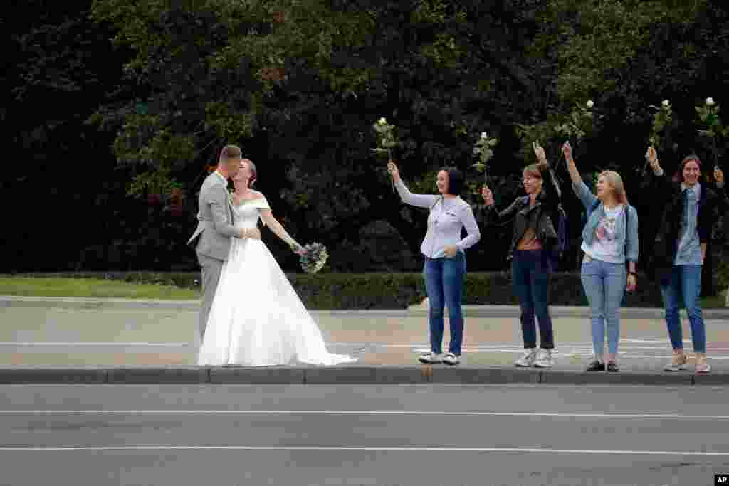 در حاشیه اعتراضات در بلاروس، این زوج مراسم ازدواج خود را کنار معترضان برپا کرده‌اند. معترضان خواستار انتخابات دوباره در این کشور هستند. 