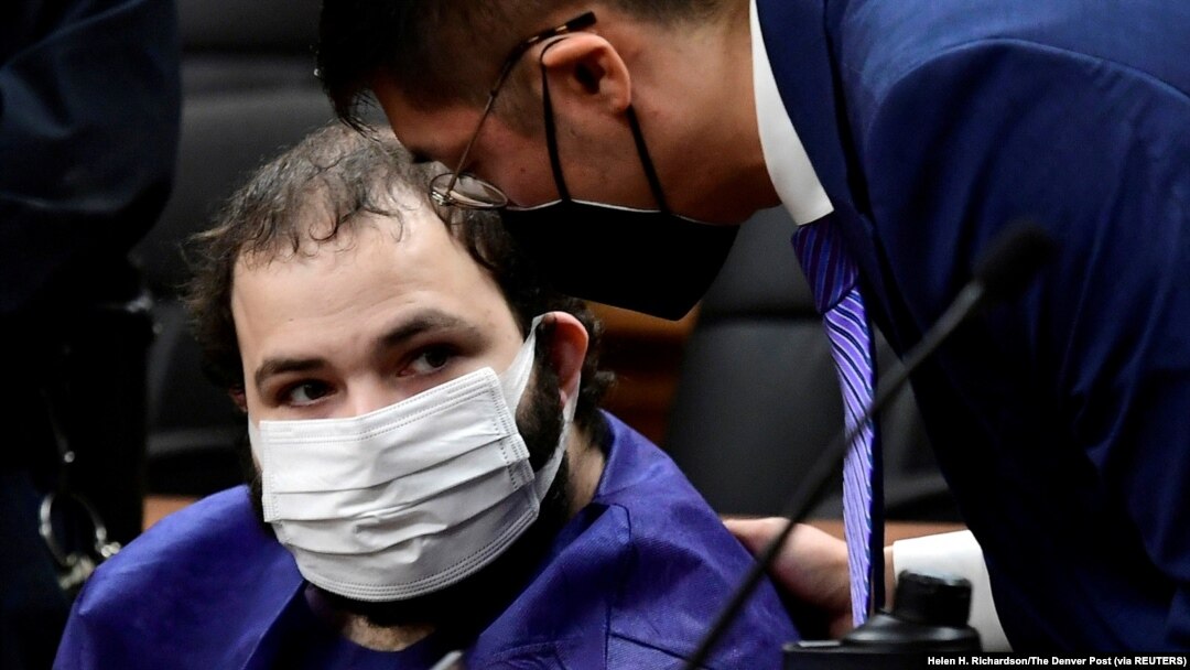Tersangka penembakan King Soopers Ahmad Al Aliwi Alissa, 21, muncul di hadapan Hakim Pengadilan Distrik Boulder Thomas Mulvahill di Boulder County Justice Center di Boulder, Colorado, AS, pada 25 Maret 2021. (Foto: Helen H. Richardson/The Denver Post via REUTER