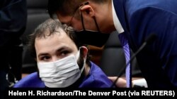 Tersangka penembakan King Soopers Ahmad Al Aliwi Alissa, 21, muncul di hadapan Hakim Pengadilan Distrik Boulder Thomas Mulvahill di Boulder County Justice Center di Boulder, Colorado, AS, pada 25 Maret 2021. (Foto: Helen H. Richardson/The Denver Post via REUTER