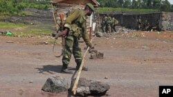 Un militaire à un point de contrôle près de l’endroit se battent les rebelles du M23 et l’armée régulière non loin de Goma, Nord-Kivu, 19 novembre 2012.