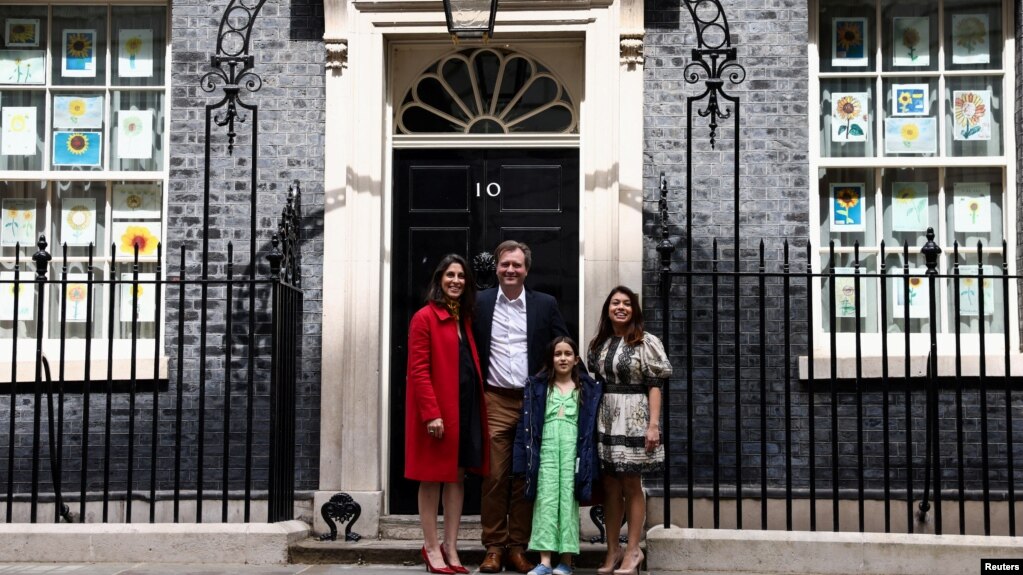 نازنین زاغری به همراه همسر و دخترش در کنار تولیپ صدیق، از قانون‌گذار اپوزیسیون در پارلمان بریتانیا، روز جمعه با بوریس جانسون، نخست وزیر بریتانیا،‌دیدار کردند (۲۳ اردیبهشت ۱۴۰۰)