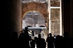 Personas visitan el antiguo Coliseo de Roma mientras se reabre con medidas de distanciamiento e higiene social, después de meses de cierre debido a la propagación de la enfermedad del coronavirus (COVID-19), en Roma, Italia, 1 de junio de 2020.