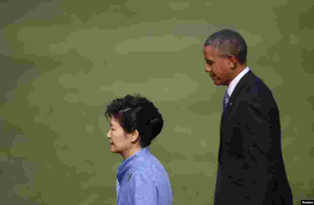 President Barack Obama (R) and South Korean President Park Geun-hye attend a welcoming ceremony at the presidential Blue House in Seoul, April 25, 2014.